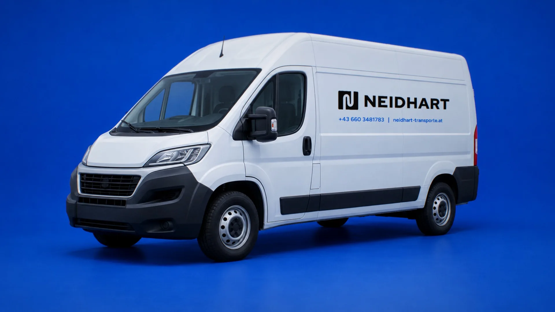 Weißer Fiat Ducato mit Neidhart Beschriftung auf blauem Grund