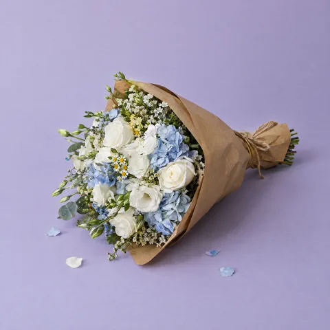 Blumenstrauß in Packpapier